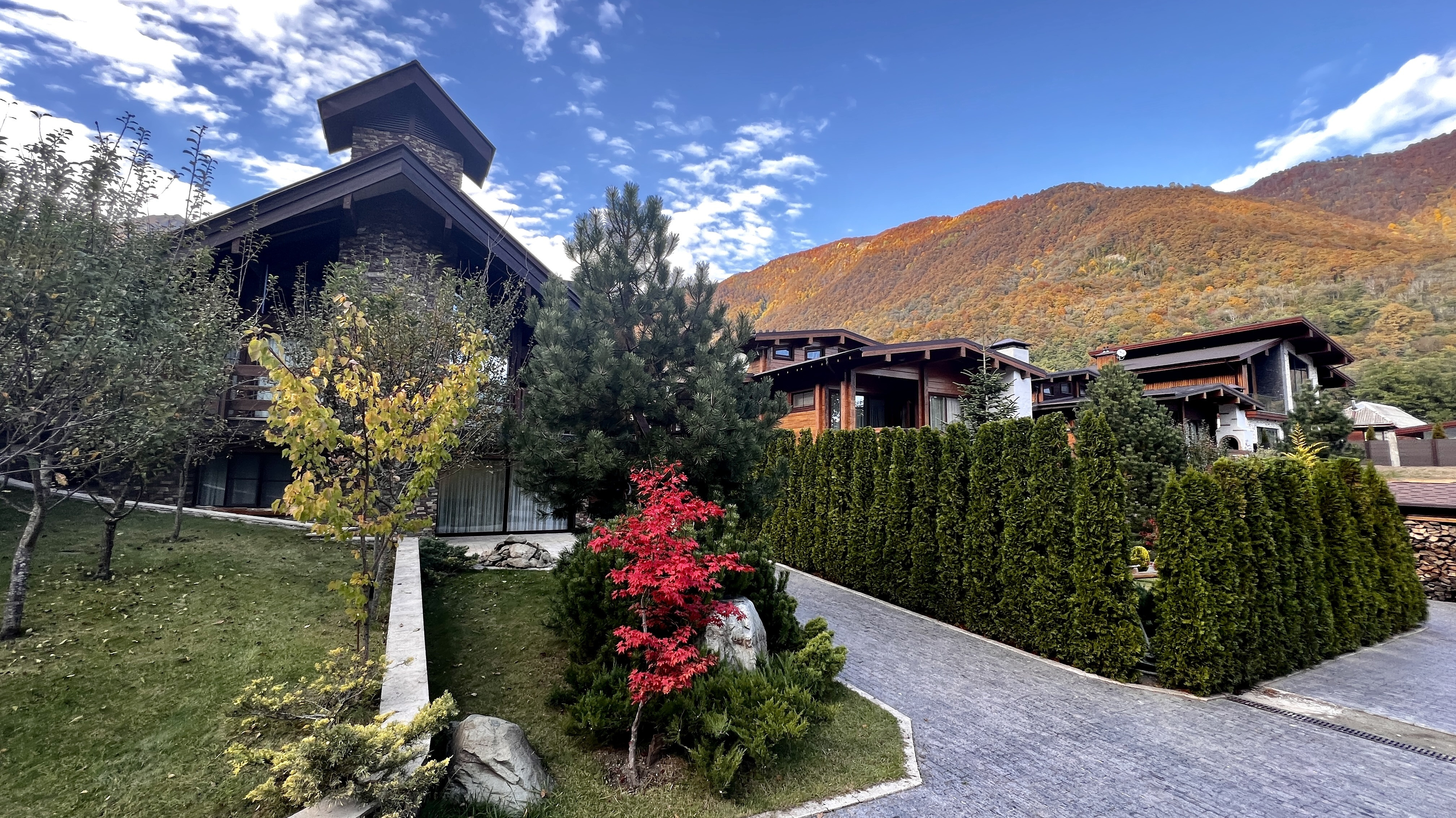 КП Villa Les Amis ( Вилла Семья) — коттеджный посёлок в Красная Поляна, Сочи — фото 2