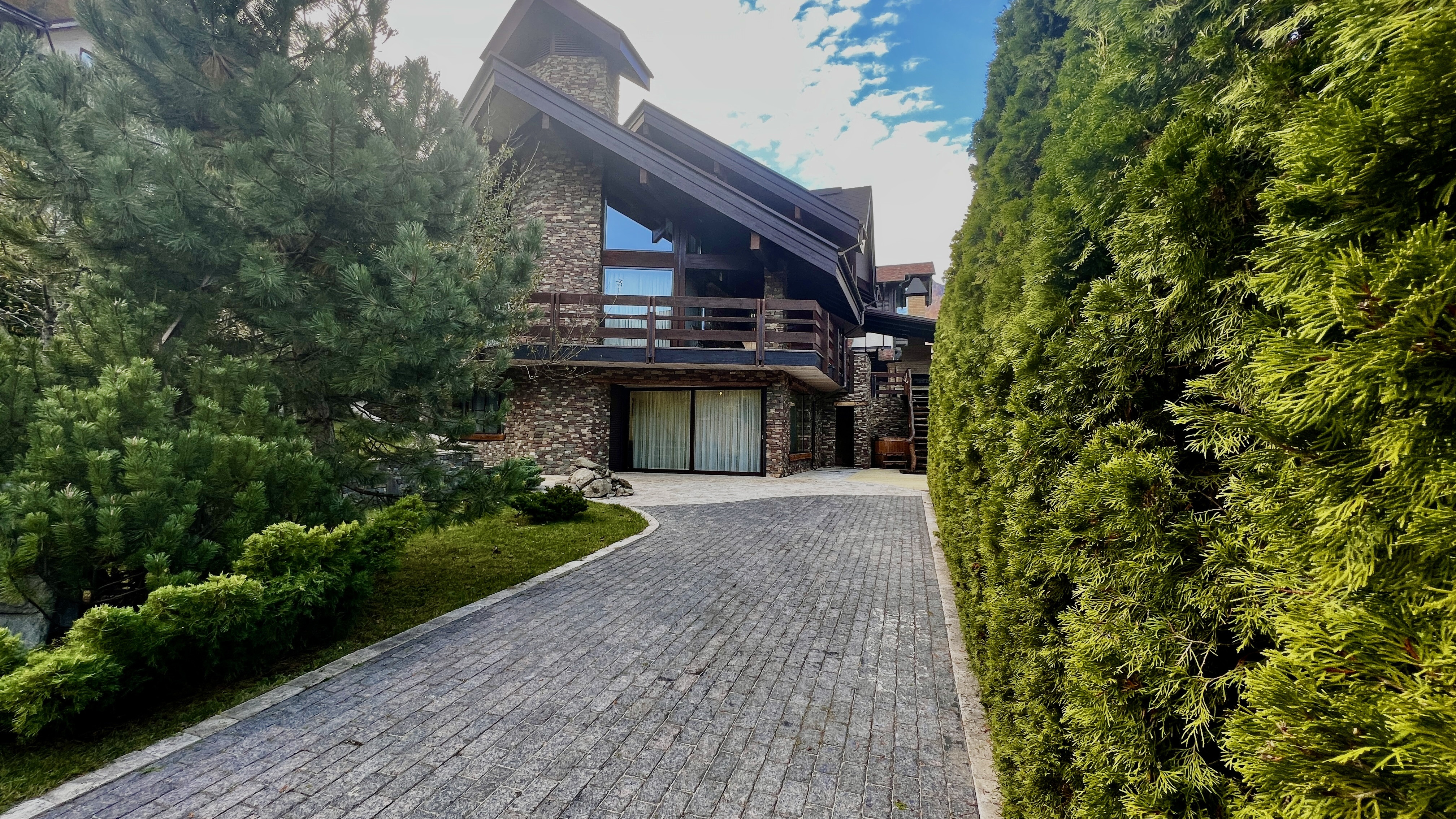 КП Villa Les Amis ( Вилла Семья) — коттеджный посёлок в Красная Поляна, Сочи — фото 3