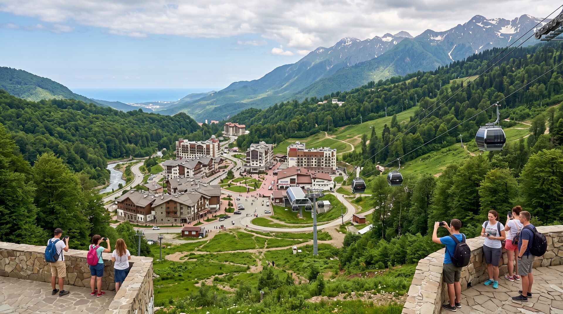 Панорама горного курорта Красная Поляна летом, зелёные склоны, канатная дорога, современные отели